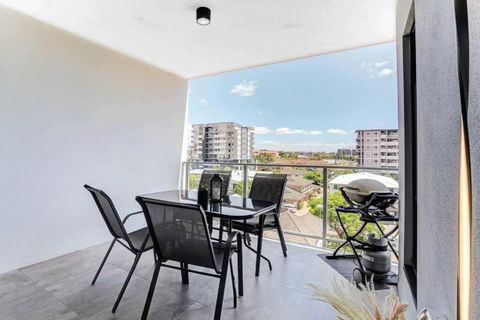 Modern 2-Bed 2-Bath - Walk To Hospital & Westfield - Accommodation NSW 3