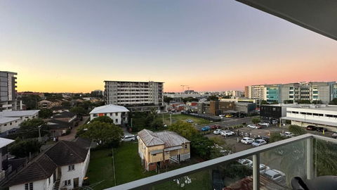 Modern 2-Bed 2-Bath - Walk To Hospital & Westfield - Accommodation NSW 2