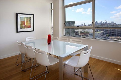 Moore To See - Modern And Spacious 3BR Zetland Apartment With Views Over Moore Park - Accommodation NSW 1