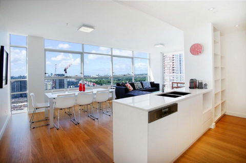 Moore To See - Modern And Spacious 3BR Zetland Apartment With Views Over Moore Park - Accommodation NSW 3