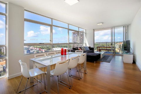 Moore To See - Modern And Spacious 3BR Zetland Apartment With Views Over Moore Park - Accommodation NSW 0