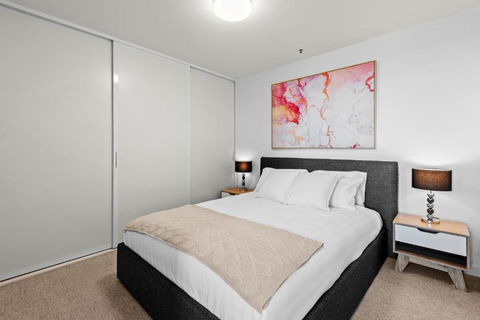 Modern 1-Bed & City Views, Steps From Racecourse - Accommodation NSW 1
