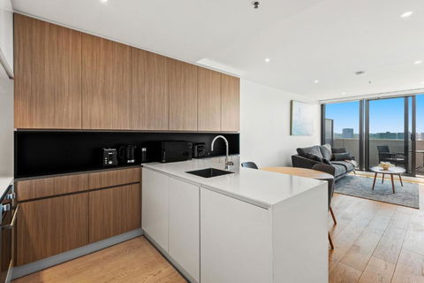 Modern 1-Bed & City Views, Steps From Racecourse - Accommodation NSW 2