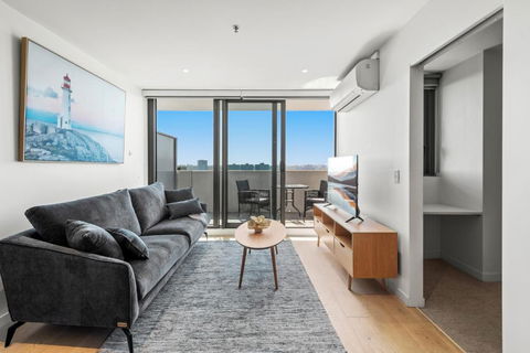 Modern 1-Bed & City Views, Steps From Racecourse - Accommodation NSW 3