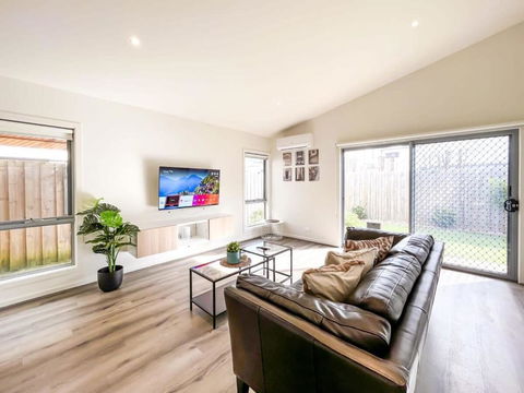 Modern Berwick Home With Fast WiFi Garage - Accommodation NSW 0
