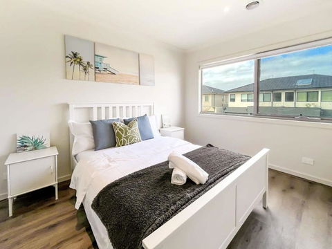 Modern Berwick Home With Fast WiFi Garage - Accommodation NSW 3
