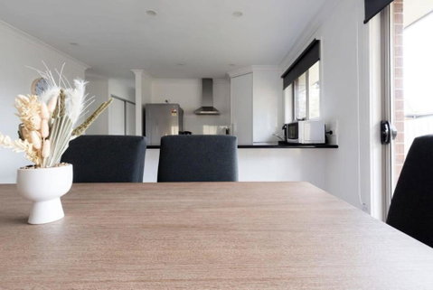 Modern Delight: Cosy Home With Parking - Accommodation NSW 3
