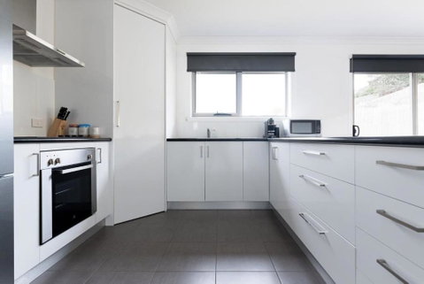 Modern Delight: Cosy Home With Parking - Accommodation NSW 2