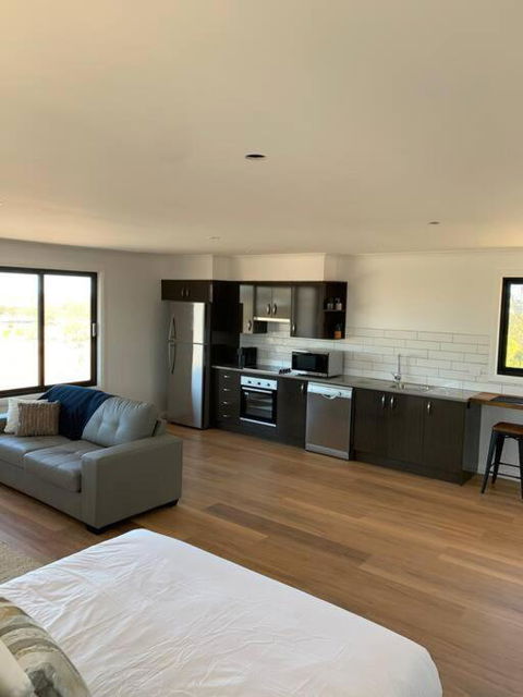 Modern Studio With Fabulous Views - Accommodation NSW 0
