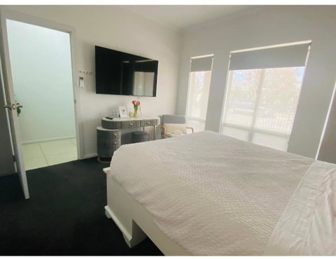 Modern Private Room With Ensuite - Accommodation NSW 1