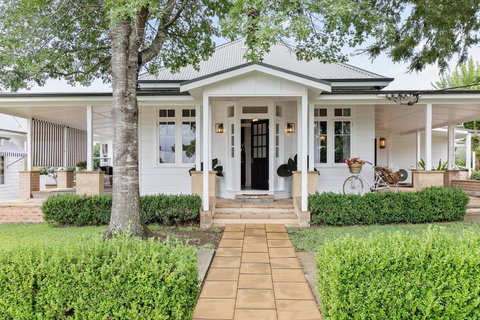 Narraweema Guesthouse - Historic Luxury BnB Retreat - Accommodation NSW 1