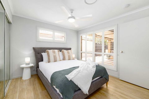 NEW 3BR Serene Creekside Retreat In Helensvale - Accommodation NSW 1