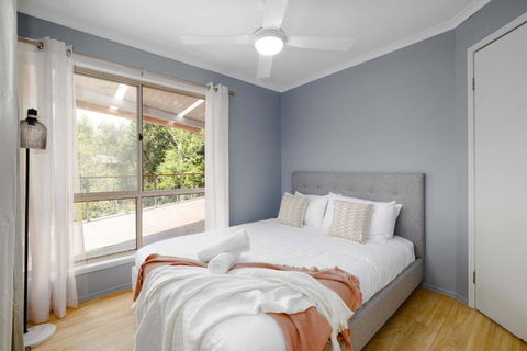 NEW 3BR Serene Creekside Retreat In Helensvale - Accommodation NSW 2