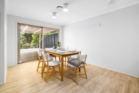 NEW 3BR Serene Creekside Retreat In Helensvale - Accommodation NSW 3