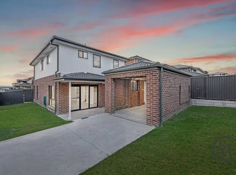 New 5 Bedroom House In Rousehill - Accommodation NSW 0
