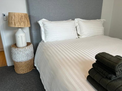 NEW BOUTIQUE 1bd Apt - Accommodation NSW 3