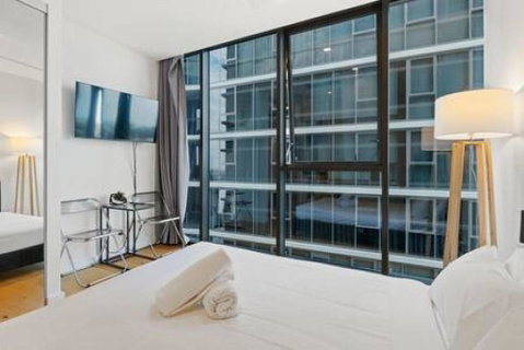 NEW Centrally Located High Level Studio Apartment - Accommodation NSW 2