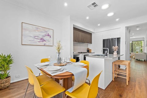 New Luxury Stylish Elegant Townhouse For Families - Accommodation NSW 2