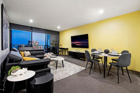 OCEAN VIEW - One Bedroom Spa Apartment - Circle On Cavill - Self Contained, Privately Managed - Accommodation NSW 2
