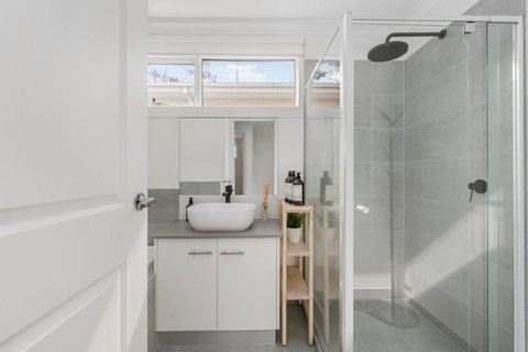 Newsom House - Stylish & Elegant Home With 4 King Beds - Accommodation NSW 3