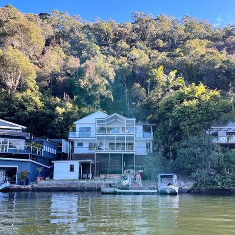 NINE At Berowra Waters, Luxury Waterfront With Hot Tub - Accommodation NSW 2