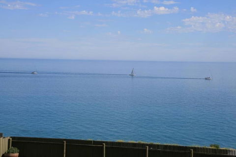Ocean Blue KI. Absolute Ocean Front, Free WiFi - Accommodation NSW 3