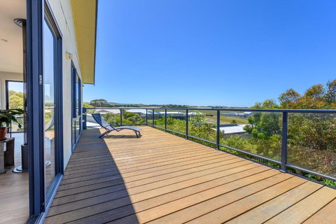 Ocean & Country Views, Spa, Pets Welcome, Fireplace - Your Ocean Oasis 10 Minutes To Phillip Island - Accommodation NSW 2