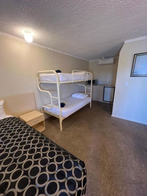 OVERLANDER MOTOR LODGE - Accommodation NSW 3