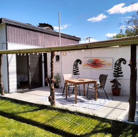 Peaceful Pet Friendly 1 Bedroom Cottage On 1 Acre - Accommodation NSW 0