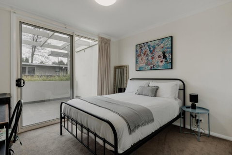 Peaceful 1-Bed Apartment Close To Lonsdale St - Accommodation NSW 2