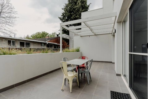 Peaceful 1-Bed Apartment Close To Lonsdale St - Accommodation NSW 3
