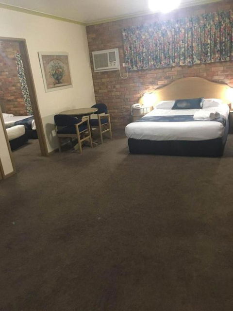 Pines Country Club Motor Inn - Accommodation NSW 2