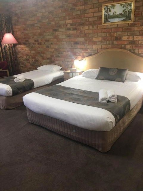 Pines Country Club Motor Inn - Accommodation NSW 0