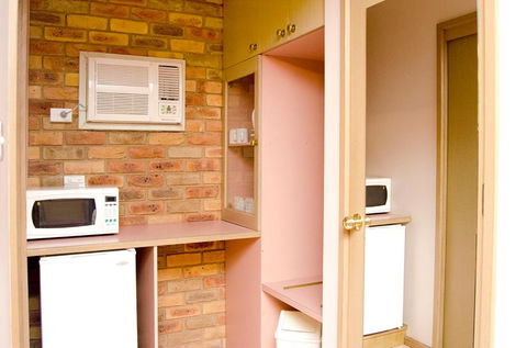 Pines Country Club Motor Inn - Accommodation NSW 1