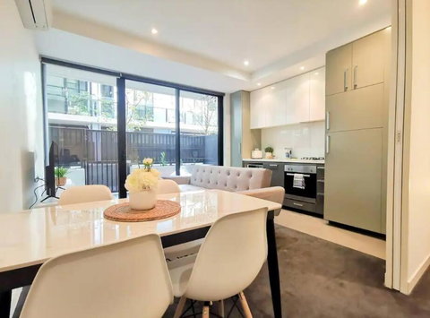 PR126-1 BR Comfy Stay Next To Station With FREE Parking - Accommodation NSW 2