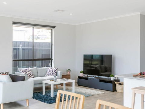 Putters Paradise 25-30 Troon Drive - Accommodation NSW 1