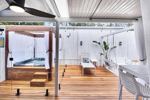 Private Outdoor Spa, Fire Pit - THE RETREAT COOLUM BEACH - Accommodation NSW 1