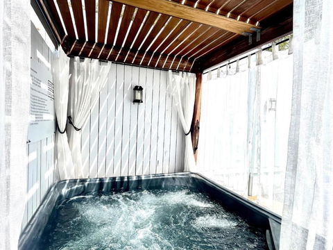 Private Outdoor Spa, Fire Pit - THE RETREAT COOLUM BEACH - Accommodation NSW 3