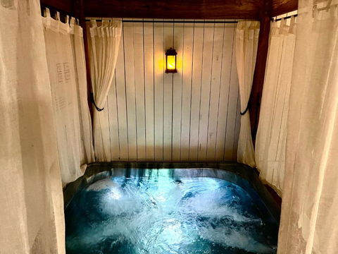 Private Outdoor Spa, Fire Pit - THE RETREAT COOLUM BEACH - Accommodation NSW 0