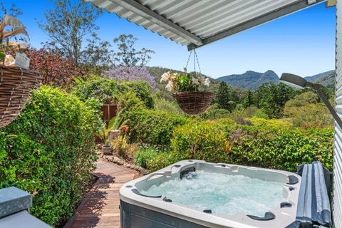 Private Luxury In The Mountains With Running Creek - Accommodation NSW 2