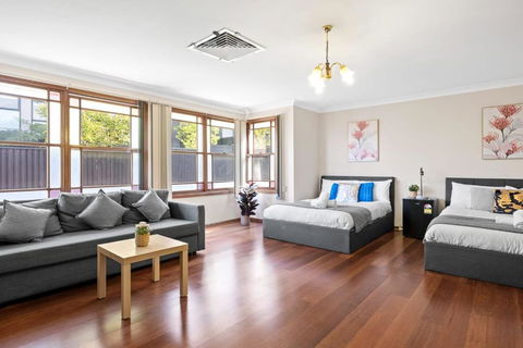 Quadruple Room W Ensuite In Gordon Near Train & Bus - Accommodation NSW 0