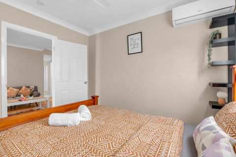 Quaint 2 Bedroom Fully Furnished Cottage - Accommodation NSW 2