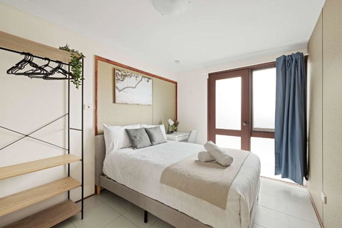 Quaint Double Room - Private Spot At Milperra - Shared Bathroom - Accommodation NSW 0