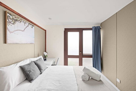Quaint Double Room - Private Spot At Milperra - Shared Bathroom - Accommodation NSW 2