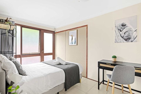 Quaint Double Room - Private Spot At Milperra - Shared Bathroom - Accommodation NSW 3