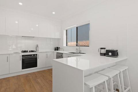 Quiet 2-Bed Retreat With Private Courtyard - Accommodation NSW 1