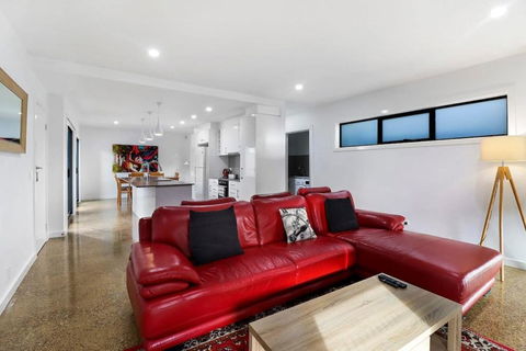 Raven West House I Corporate Or Holiday - Accommodation NSW 2