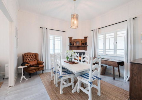 Pretty Pink Queenslander With Spectacular Views! - Accommodation NSW 2
