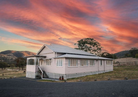 Pretty Pink Queenslander With Spectacular Views! - Accommodation NSW 0