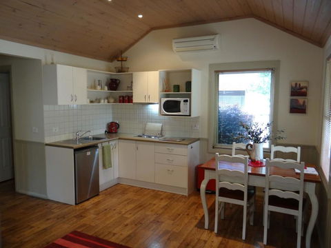 Autumn Affair Cottage 6 - Accommodation NSW 3